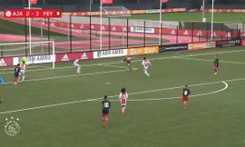 Shaqueel van Persie tung người vô lên chân trái giống hệt cha.