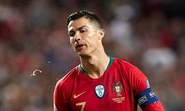  Cristiano Ronaldo chấn thương sớm khiến Bồ Đào Nha gặp khó