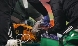 Raul Jimenez bất tỉnh sau cú húc mạnh của David Luiz.