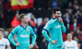 Messi và đồng đội bất lực trước Valencia.