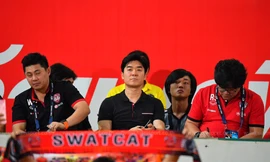 HLV Yoon Jong-hwan (ngồi giữa). Ảnh: SiamSport