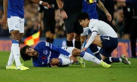 Andre Gomes gãy cổ chân sau pha vào bóng của Son.