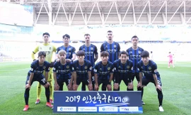 Công Phượng (tóc vàng) đá chính trước Pohang