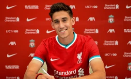 Hậu vệ Tsimikas đã đặt bút kí hợp đồng 5 năm với Liverpool