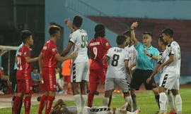 CLB Hải Phòng và CLB Đà Nẵng "đấu võ" tại Lạch Tray. Ảnh: Zing