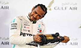 Lewis Hamilton ăn mừng chiến thắng ở Bahrain.