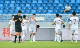 Tiến Linh ăn mừng cùng các cầu thủ U22 Việt Nam.