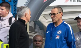 Maurizio Sarri (áo xanh) đã lên tiếng nhận sai