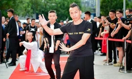 Hà Hưng Quả tự nhận luyện thành Hàng long thập bát chưởng.