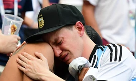 Người hâm mộ Argentina khóc nức nở sau trận thua Pháp. 