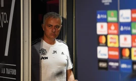 HLV Jose Mourinho phải đi bộ vào sân vì tắc đường