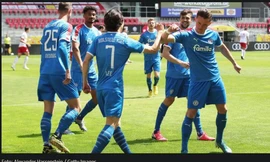 Jae-Sung Lee ăn mừng bằng cách chạm... cổ tay với đồng đội.