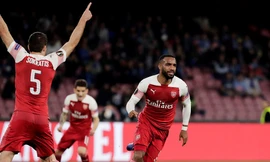 Alexandre Lacazette ăn mừng siêu phẩm vào lưới Napoli