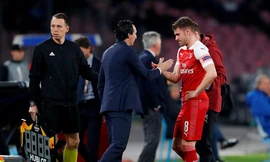 Aaron Ramsey buồn bã rời sân vì chấn thương