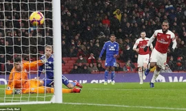 Alexandre Lacazette ghi bàn nâng tỉ số lên 2-0