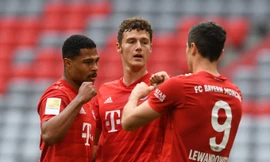 Robert Lewandowski ăn mừng cùng các đồng đội.