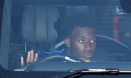 Callum Hudson-Odoi lạnh lùng đến sân tập của Chelsea.