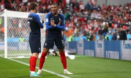 Kylian Mbappe ăn mừng bàn thắng vào lưới Peru.