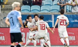 Các cầu thủ Nhật Bản ăn mừng bàn thắng trước Uruguay.