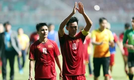 Đội trưởng Văn Quyết chào người hâm mộ sau trận đấu. Ảnh: VnExpress