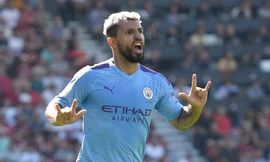 Sergio Aguero ăn mừng cú đúp vào lưới Bournemouth.