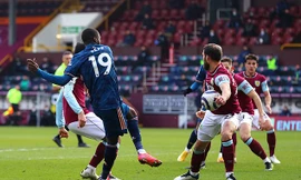 Tình huống hậu vệ Burnley để tay chạm bóng nhưng trọng tài không thổi phạt đền