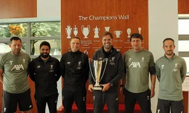 Jurgen Klopp nhận giải LMA cùng các trợ lý.