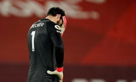 Alisson ôm đầu thất vọng trước Man City.