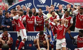 Các cầu thủ Arsenal giả vờ hoảng hốt khi Aubameyang làm rơi cúp. 