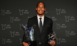  Van Dijk nhận cú đúp giải thưởng từ UEFA.