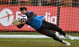 Alisson sẵn sàng trở lại trước Chelsea.