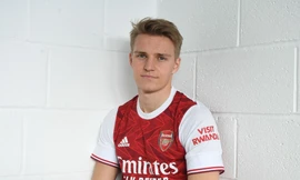 Martin Odegaard tươi cười trong màu áo Arsenal.
