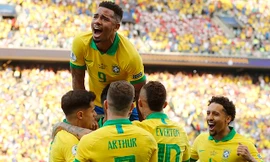 Các cầu thủ Brazil ăn mừng trước Peru