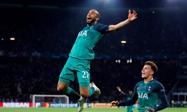Người hùng Lucas Moura ăn mừng bàn thắng với các đồng đội. 