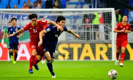 Takehiro Tomiyasu và Công Phượng đọ sức ở Asian Cup 2019.