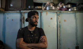 Mahrous Mahmoud bên trong ngôi nhà chật hẹp của anh tại Mafalut.