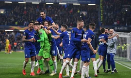 Kepa Arrizabalaga ăn mừng cùng đồng đội