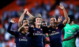 Pierre-Emerick Aubameyang ăn mừng cùng đồng đội