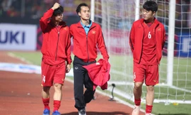 Văn Toàn tập tễnh vào sân. Ảnh: VnExpress