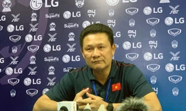 HLV Nguyễn Quốc Tuấn trong buổi họp báo sau trận. Ảnh: VFF