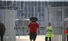 Một cổ động viên Ba Lan bỏ về giữa hiệp 2 vì quá thất vọng.