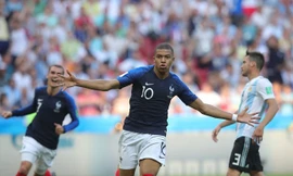 Mbappe lập cú đúp vào lưới Argentina.