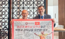 HLV Park Hang-seo được trường Đại học Kwangwoon vinh danh. Ảnh: Dong-A