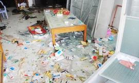 Mang quan tài tới bệnh viên đập phá, 16 người bị bắt