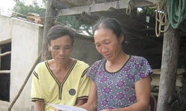 Bà Nguyễn Thị Mai (xóm Nam Mới, xã Cương Gián) bật khóc khi đọc thông báo dừng XKLĐ đi Hàn Quốc của Bộ LĐ-TB&XH. Ảnh: Minh Thùy