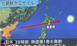 Một màn hình TV lớn ở Tokyo hiện thị đường đi của tên lửa Triều Tiên qua Nhật Bản vào ngày29/8/2017. (Ảnh: Japan Times)