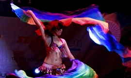 Nữ sinh RMIT gợi cảm trong màn múa lụa