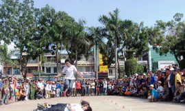 Hàng trăm khán giả trẻ cổ vũ màn trượt patin của nhóm TNT. Ảnh: H.V