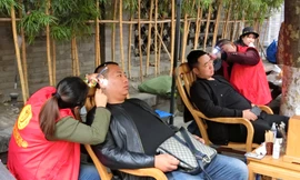 Tục lạ đầu năm: Phụ huynh đi xem mắt, thanh niên đi ngoáy tai