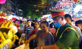 Nhiều chủ quán trên phố Hàng Mã bị xử lý vì treo biển thu tiền chụp ảnh